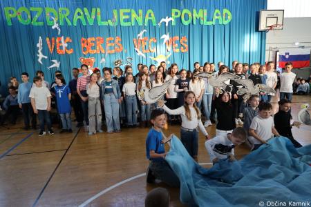 Otroci Osnovne šole Marije Vere so pozdravili pomlad in se spomnili knjižnih junakov (52)